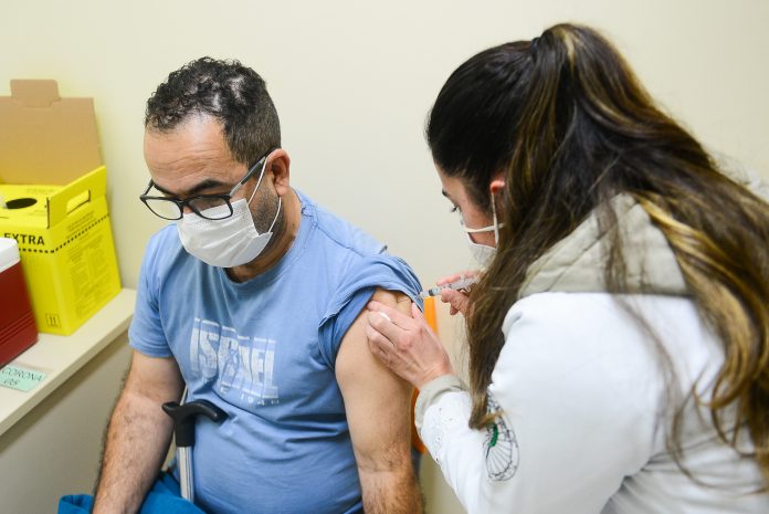 Vacinas serão administradas por livre demanda nas 33 Unidades Básicas de Saúde (UBS) em quem tomou a terceira dose há pelo menos 4 meses. Foto: Gabriel Inamine/PMSBC