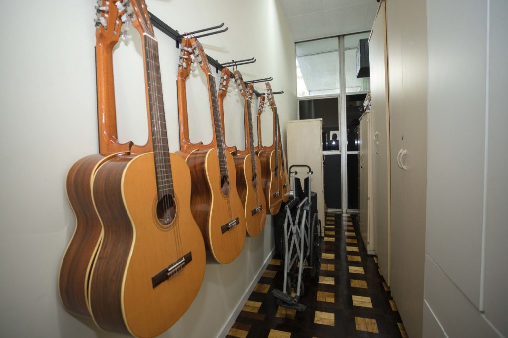 Aulas de violão são uma das ofertas do espaço. Foto: Alex Cavanha/PSA