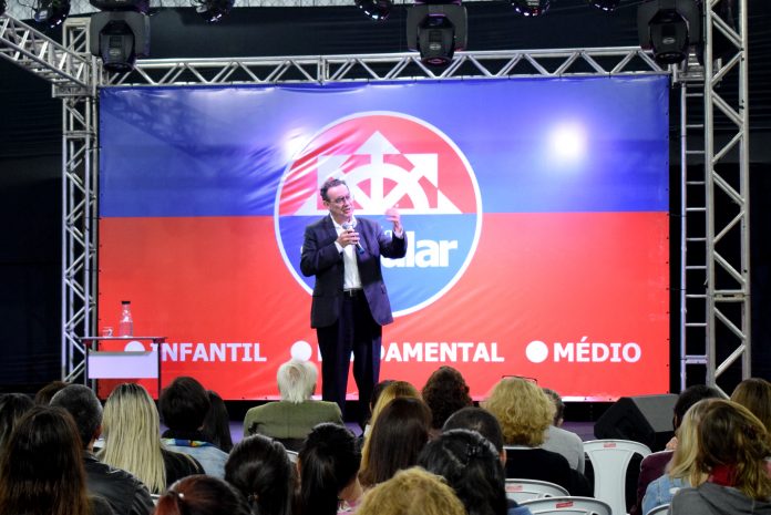 Augusto Cury durante palestra. Foto: Divulgação