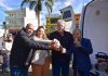 Deputada Carla Morando concede investimentos para Rio Grande da Serra Em ato realizado na Praça Lídia Poloni, no Centro, na manhã desta segunda-feira (13/06), sete veículos vindos do Governo do Estado foram entregues aos secretários municipais, com a presença da população. Foto: Divulgação