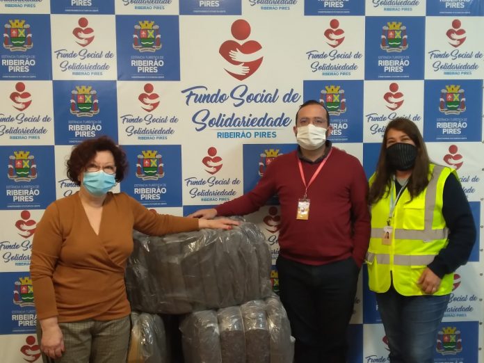 O Fundo Social de Ribeirão Pires recebeu 50 cobertores e doou 20 quilos de lacres metálicos. Foto: Lucas Stuber/PMETRP