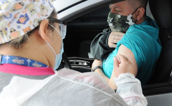 Imunização da dose de reforço também será realizada em trabalhadores da saúde. Foto: Angelo Baima/PSA