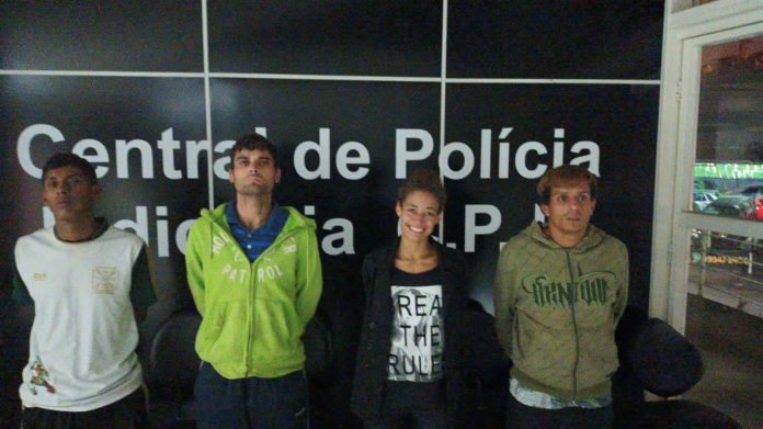 Suspeitos haviam roubado pertences de vítimas em ponto de ônibus na Avenida XV de Novembro. Foto: Foto: Divulgação/PSA