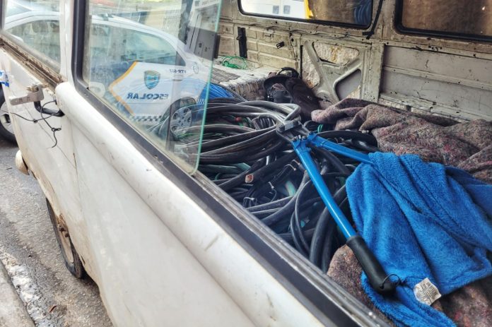 Fios roubados estavam dentro de uma Kombi. Foto: Divulgação / GCM / PMSCS
