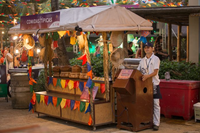 Acende a fogueira que o arraiá está de volta ao complexo durante todo o mês de junho, reunindo shows e gastronomia típica, além de ofertas na hotelaria para quem deseja curtir o período e as férias escolares. Foto: Divulgação