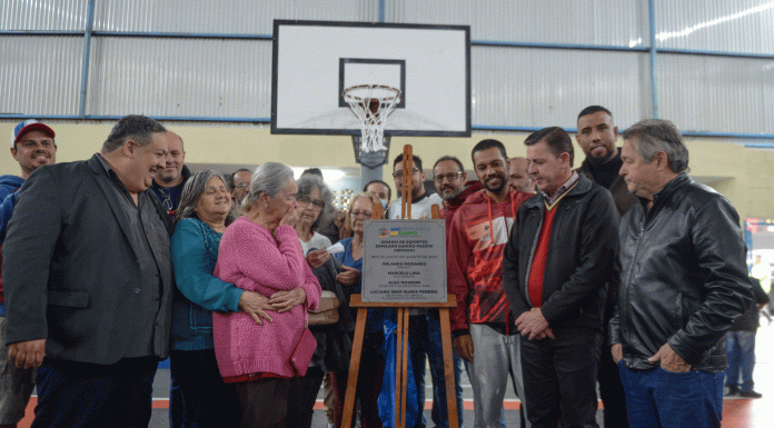 Morando entrega reforma do ginásio de esportes no Ferrazópolis