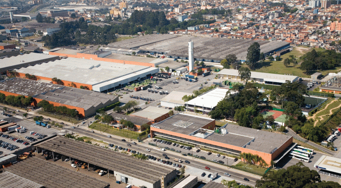Scania fecha parceria com Raízen para utilizar 100% de biometano em sua operação industrial