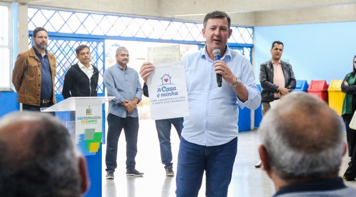 Orlando Morando entrega escrituras no loteamento Recanto da Amizade