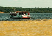 O encontro entre os rios Negro e Solimões na imensidão do rio Amazonas