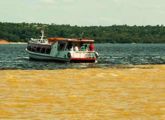 O encontro entre os rios Negro e Solimões na imensidão do rio Amazonas