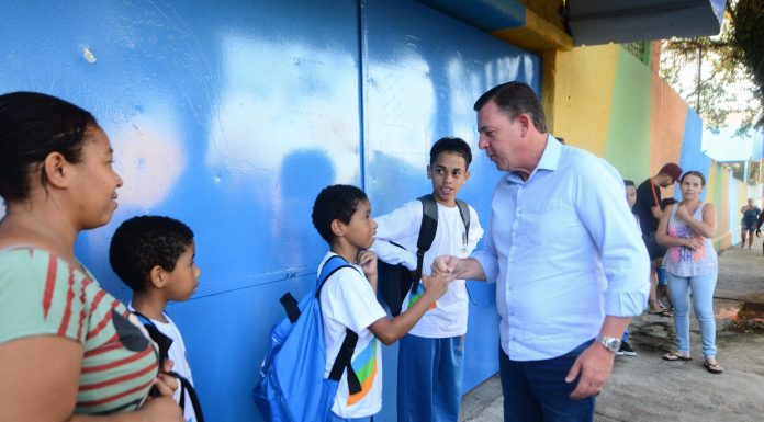 Orlando Morando deu boas-vindas às crianças no início do ano letivo