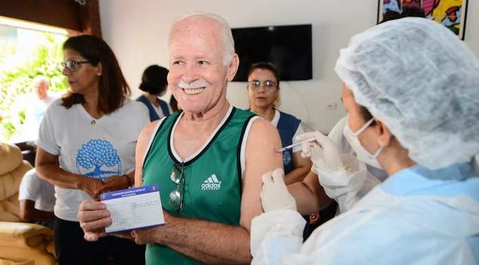 Vacinas bivalentes já estão disponíveis para quem está acima de 60 anos