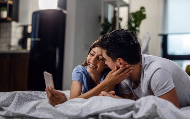 Casais mais felizes não expõem a vida na internet, diz estudo