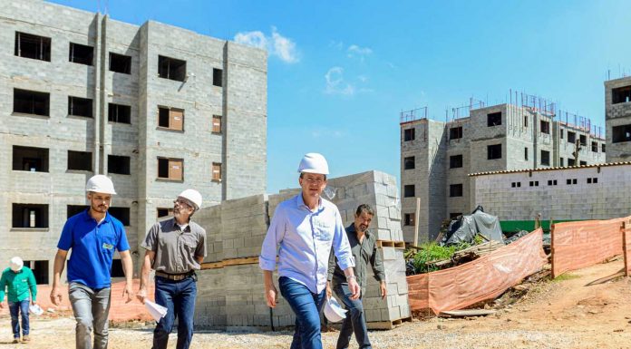 Orlando Morando vistoria construção de 1.286 unidades habitacionais