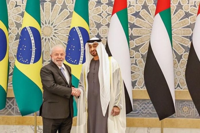 Presidente Lula se encontra com Xeique dos Emirados Árabes para acordos internacionais
