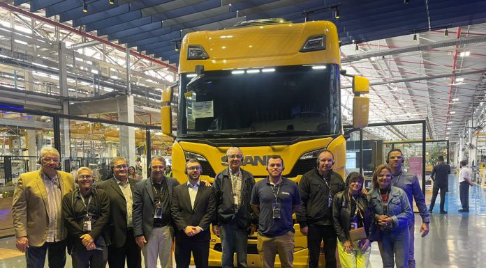 ACISBEC leva empresários para conhecer linha de produção de caminhões e ônibus da Scania