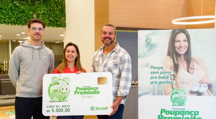 Sicredi entrega prêmio de campanha da poupança a associado de São Paulo (SP)