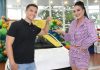 Helen Ganzarolli faz a entrega do carro OK no Auto Shopping Global