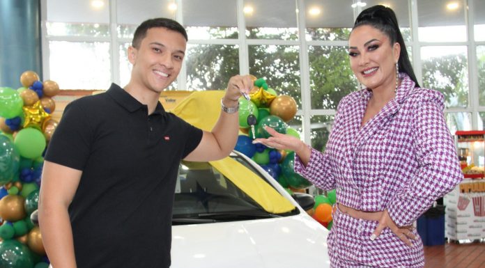 Helen Ganzarolli faz a entrega do carro OK no Auto Shopping Global