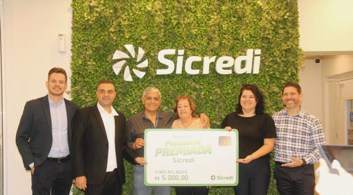 Sicredi entrega prêmio da Promoção Poupança Premiada a associado de São Caetano