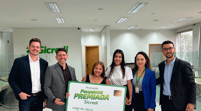 Sicredi Vale do Piquiri Abcd PR/SP entrega prêmio para associada de Santo André