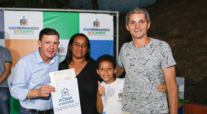 Morando entrega escrituras a 46 famílias do Royal Park em São Bernardo
