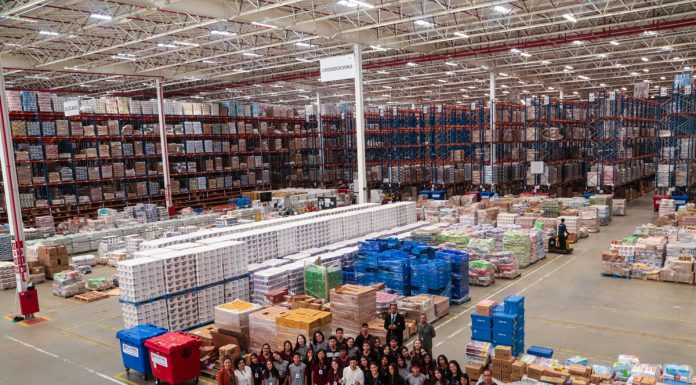 Estudantes visitam loja e centro logístico da COOP