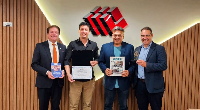 ACISBEC entrega troféu comemorativo para a Construtora Patriani