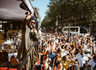 Lavagem de Madeleine: Carlinhos Brown arrasta multidão em Paris neste domingo (15)
