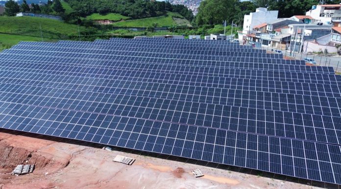 Governo faz propaganda da transição energética na COP 29, enquanto aumenta imposto para frear crescimento da energia solar