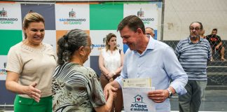 Orlando Morando entrega 584 escrituras na Vila São Pedro