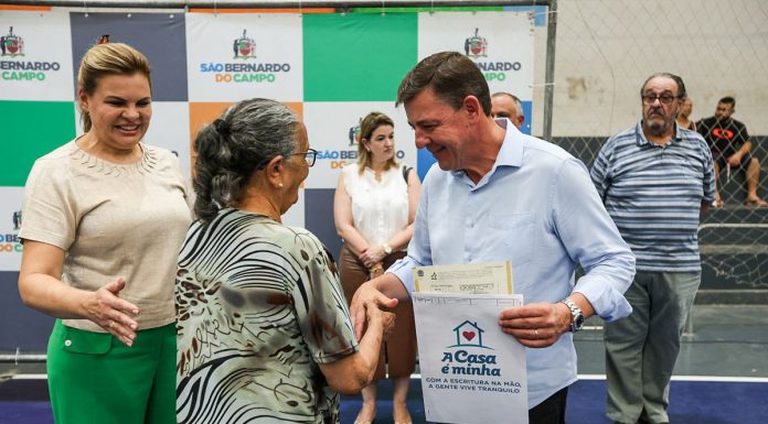 Orlando Morando entrega 584 escrituras na Vila São Pedro