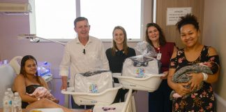 Mamães que deram à luz no Hospital da Mulher recebem enxoval completo