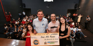 Orlando Morando entrega prêmios do último sorteio do ano do Programa Nota 1.000