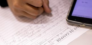 Tarcísio de Freitas sanciona lei que proíbe uso de celulares em escolas públicas e particulares de São Paulo