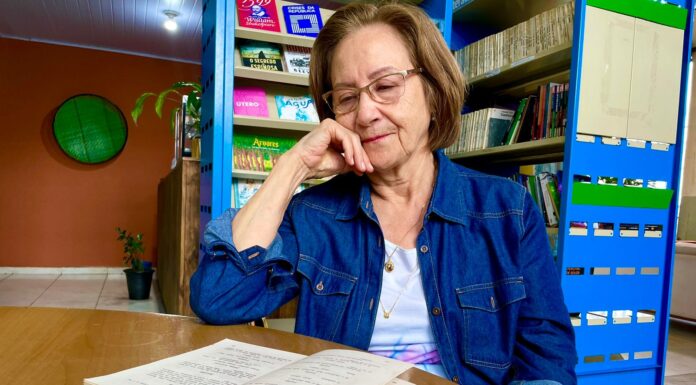 Aos 82 anos, aposentada quer exercitar hábito de leitura no CHL de Ribeirão Pires