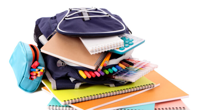 Projeto social do Colégio Singular arrecada material escolar