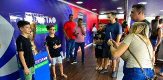 Federação Paulista de Futebol traz taça do Paulistão ao Paço de São Bernardo