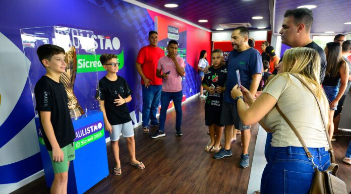Federação Paulista de Futebol traz taça do Paulistão ao Paço de São Bernardo