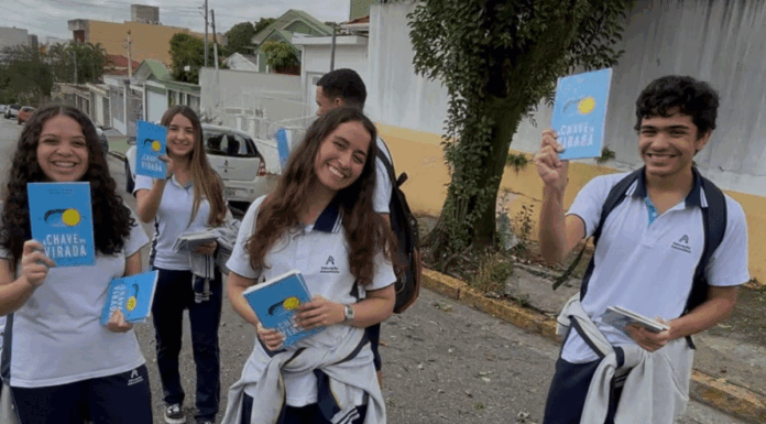 Colégio Adventista entrega 9 mil livros sobre saúde emocional