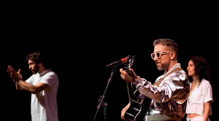 Cantor Francis faz último show da temporada “Chegada”