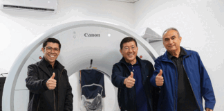 Quarteirão da Saúde em Diadema conta com novo tomógrafo Da esquerda para a direita: Gustavo Tomaz, Secretário adjunto de Saúde de Diadema, Taka Yamauchi, Prefeito de Diadema e Dr. Antonio Carlos Nascimento, Secretário de Saúde de Diadema.