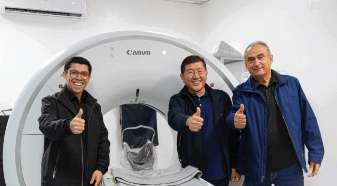 Quarteirão da Saúde em Diadema conta com novo tomógrafo Da esquerda para a direita: Gustavo Tomaz, Secretário adjunto de Saúde de Diadema, Taka Yamauchi, Prefeito de Diadema e Dr. Antonio Carlos Nascimento, Secretário de Saúde de Diadema.