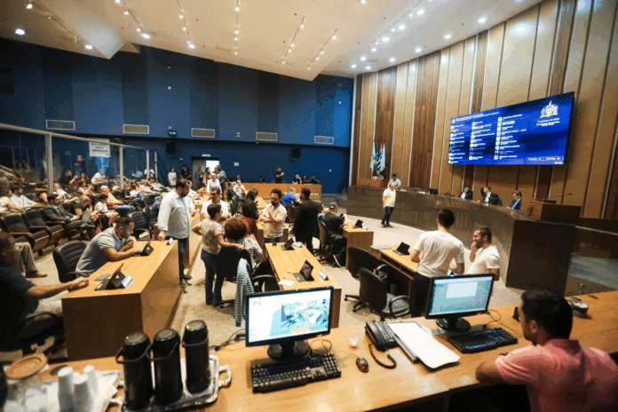 Programa destina valor de R$ 150 mensais a formandos da unidade no município; proposta, de autoria do Poder Executivo, foi aprovada nesta quarta-feira na Câmara