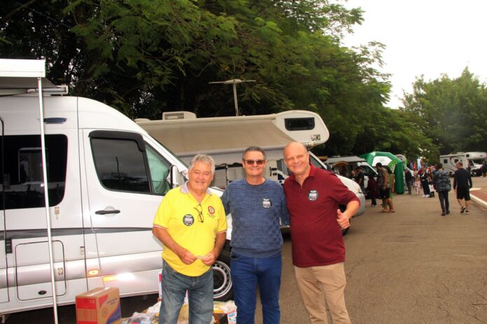 Celso Amâncio, um dos organizadores, os empresários Gilberto de Faria e Alessandro Leone