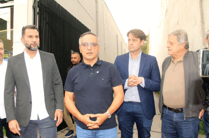 Fauze Orra, Marcelo Lima, Rafael Demarchi e Ari de Olveira, durante a abertura da Feira de Móveis na rua Jurubatuba