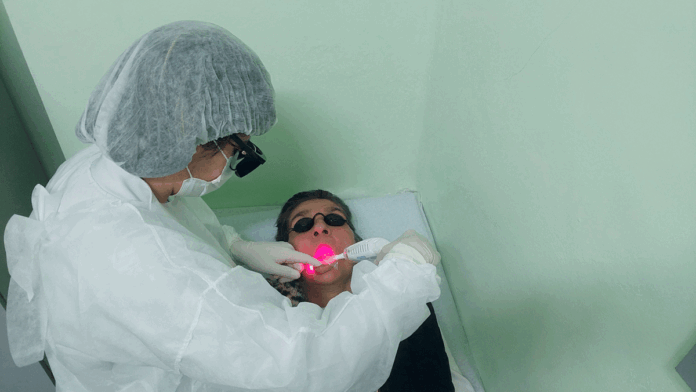Serviço multiprofissional já realizou mais de 2.300 atendimentos no período, com impactos positivos na adesão ao tratamento e na qualidade de vida de pacientes