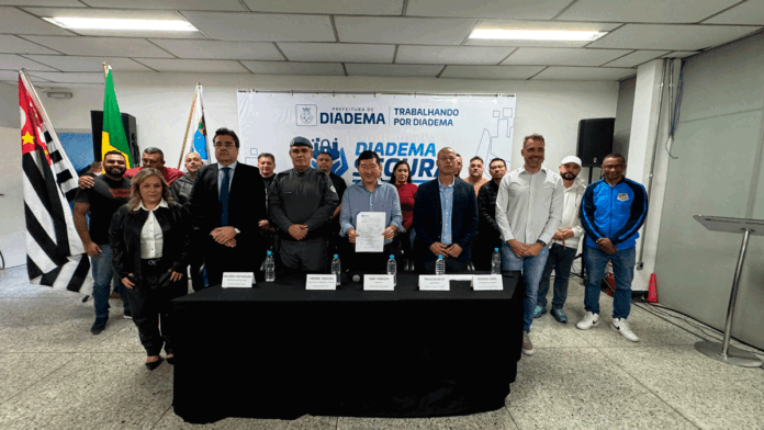 Prefeito Taka Yamauchi, juntamente com representantes da Polícia Militar (24º BPM/M), Coronel Sanches; da Polícia Civil (Delegacia Seccional de Diadema), Dr. Eduardo Castanheira; e da Guarda Civil Municipal (GCM), Paulo Pinheiro da Silva, por meio da Secretaria de Segurança Cidadã.