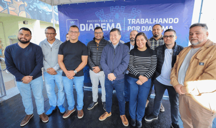 Prefeito Taka Yamauchi esteve por volta das 8h, na Praça PEC, no bairro Serraria