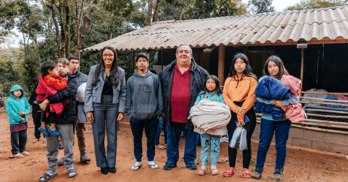 Equipes do município entregaram 300 mantas e cobertas a 55 famílias das aldeias Kuaray Rexakâ (Brilho do Sol), Guyrapaju, Nhamandu Mirim e Pinheiro Ty, na região do Pós-Balsa. -